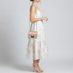 مملوكة مسبقًا حقيبة كروس برادا قلاب بقفل جلد بيج