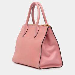 Pre Owned حقيبة برادا باراديجم مقلّمة جلد عجل سافيانوا باللون الوردي المدينة