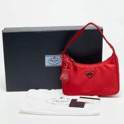 Pre Owned حقيبة كتف برادا ناعمة نايلون إعادة الإصدار 2000 حمراء