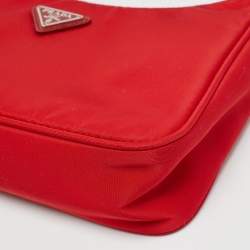 Pre Owned حقيبة كتف برادا ناعمة نايلون إعادة الإصدار 2000 حمراء