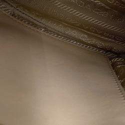 مملوكة مسبقًا حقيبة يد برادا بيدين جلد فرو الغنم بيج