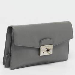 Pre Owned حقيبة كلاتش برادا جلد ناعم سافيانو رمادي صوت