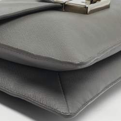 Pre Owned حقيبة كلاتش برادا جلد ناعم سافيانو رمادي صوت