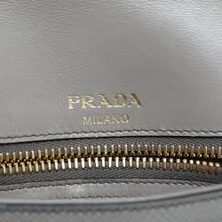 Pre Owned حقيبة كروس بودي بسلسلة وبرادا باتينا جلد سافيانو رمادية