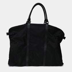 مملوكة مسبقًا حقيبة ملابس برادا نايلون مطلية بالمينا مثلثية الشكل