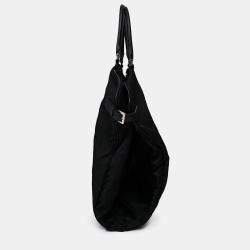 مملوكة مسبقًا حقيبة ملابس برادا نايلون مطلية بالمينا مثلثية الشكل