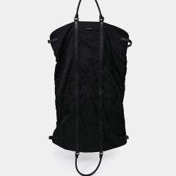 مملوكة مسبقًا حقيبة ملابس برادا نايلون مطلية بالمينا مثلثية الشكل