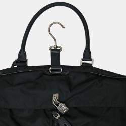 مملوكة مسبقًا حقيبة ملابس برادا نايلون مطلية بالمينا مثلثية الشكل