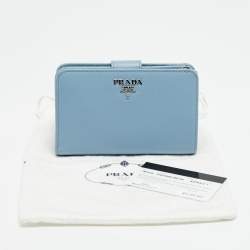 مملوكة مسبقًا محفظة برادا لامبو جلد سافيانو أزرق فاتح صغيرة الحجم