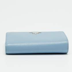 مملوكة مسبقًا محفظة برادا لامبو جلد سافيانو أزرق فاتح صغيرة الحجم