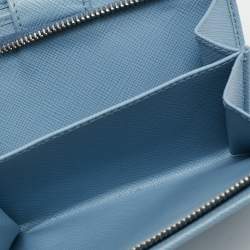 مملوكة مسبقًا محفظة برادا لامبو جلد سافيانو أزرق فاتح صغيرة الحجم