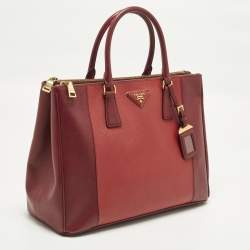 Pre Owned حقيبة يد برادا كبيرة مزدوجة السحاب جلد سافبانو بلونين أحمر