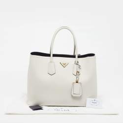 مملوكة مسبقًا حقيبة يد توتس برادا جلد سافيانو كيور أوف وايت كبيرة بيدين