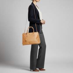 مملوكة مسبقًا Prada Double Zip Medium Brown Saffiano Leather Tote