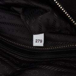 مملوكة مسبقًا Prada Blue Vitello Daino Triangle Crossbody