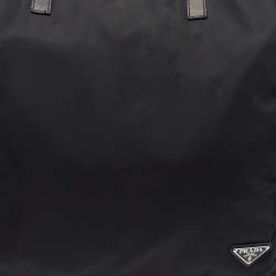 مملوكة مسبقًا حقيبة يد برادا سحاب جلد وتيسوتو نايلون سوداء مع شعار