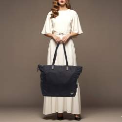 مملوكة مسبقًا حقيبة يد برادا سحاب جلد وتيسوتو نايلون سوداء مع شعار