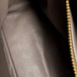 مملوكة مسبقًا حقيبة كتف برادا جلد أبيض حجم متوسط