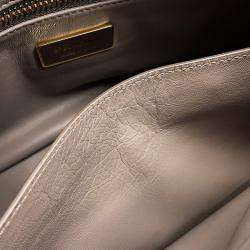 مملوكة مسبقًا حقيبة كتف برادا جلد أبيض حجم متوسط