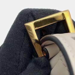 مملوكة مسبقًا حقيبة كتف برادا جلد أبيض حجم متوسط