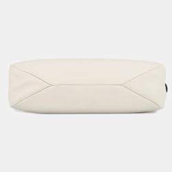 مملوكة مسبقًا حقيبة كتف برادا جلد أبيض حجم متوسط