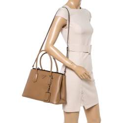 مملوكة مسبقًا Prada Caramel Brown Saffiano Lux Leather Twin Tote
