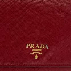 مملوكة مسبقًا محفظة  بسلسلة برادا جلد سافيانو لوكس أحمر