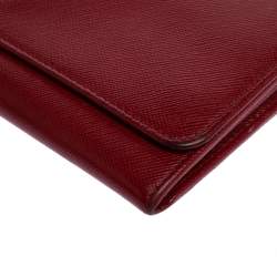 مملوكة مسبقًا محفظة  بسلسلة برادا جلد سافيانو لوكس أحمر