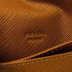 مملوكة مسبقًا حافظة بطاقات برادا قلاب معدن جلد سافيانو بني فاتح