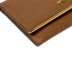 مملوكة مسبقًا حافظة بطاقات برادا قلاب معدن جلد سافيانو بني فاتح