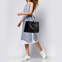 مملوكة مسبقًا  حقيبة يد برادا متوسطة يد مزدوجة جلد سافيانو كوير أسود