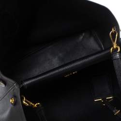 مملوكة مسبقًا  حقيبة يد برادا متوسطة يد مزدوجة جلد سافيانو كوير أسود