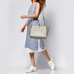 مملوكة مسبقًا Prada White/Grey Leather Twin Pocket Double Handle Tote