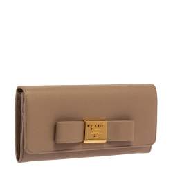 Pre Owned محفظة كونتينينتال برادا جلد سافيانو بيج بفيونكة