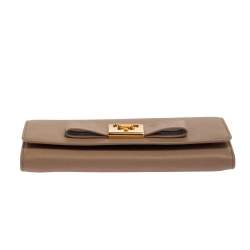 Pre Owned محفظة كونتينينتال برادا جلد سافيانو بيج بفيونكة