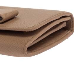 Pre Owned محفظة كونتينينتال برادا جلد سافيانو بيج بفيونكة