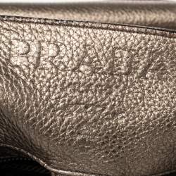 مملوكة مسبقًا Prada Metallic Vitello Grain Leather Logo Embossed Hobo