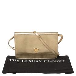 مملوكة مسبقًا حقيبة كروس برادا قلاب جلد سافيانو لامع ذهبي ميتاليك 