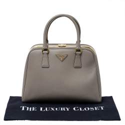 مملوكة مسبقًا حقيبة ساتشل برادا جلد سافيانو لوكس رصاصي ذات إطار هرمي