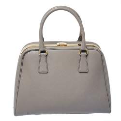 مملوكة مسبقًا حقيبة ساتشل برادا جلد سافيانو لوكس رصاصي ذات إطار هرمي