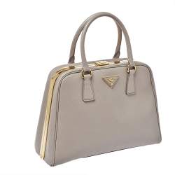 مملوكة مسبقًا حقيبة ساتشل برادا جلد سافيانو لوكس رصاصي ذات إطار هرمي