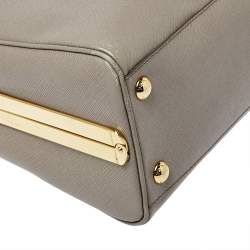 مملوكة مسبقًا حقيبة ساتشل برادا جلد سافيانو لوكس رصاصي ذات إطار هرمي