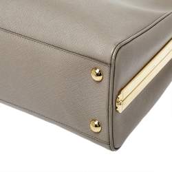 مملوكة مسبقًا حقيبة ساتشل برادا جلد سافيانو لوكس رصاصي ذات إطار هرمي