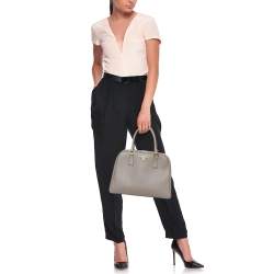 مملوكة مسبقًا حقيبة ساتشل برادا جلد سافيانو لوكس رصاصي ذات إطار هرمي