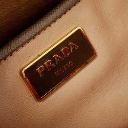 مملوكة مسبقًا حقيبة ساتشل برادا جلد سافيانو لوكس رصاصي ذات إطار هرمي