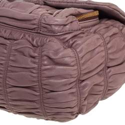 مملوكة مسبقًا حقيبة هوبو برادا قلاب جيب أمامي جلد مبطن روز أولد