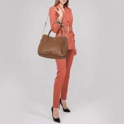 Pre Owned حقيبة هوبو برادا ساكا 2مانيسي دينو فيتلو جلد بني