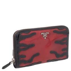 مملوكة مسبقًا محفظة برادا جلد أسود/أحمر لامع بسحاب محيط