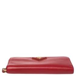 Pre Owned محفظة برادا جلد سافيانو لوكس أحمر بسحاب دائري