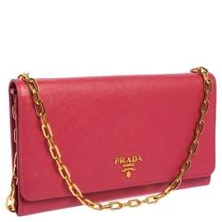 Pre Owned محفظة بسلسلة برادا جلد سافيانو وردي بقلاب وشعار الماركة 